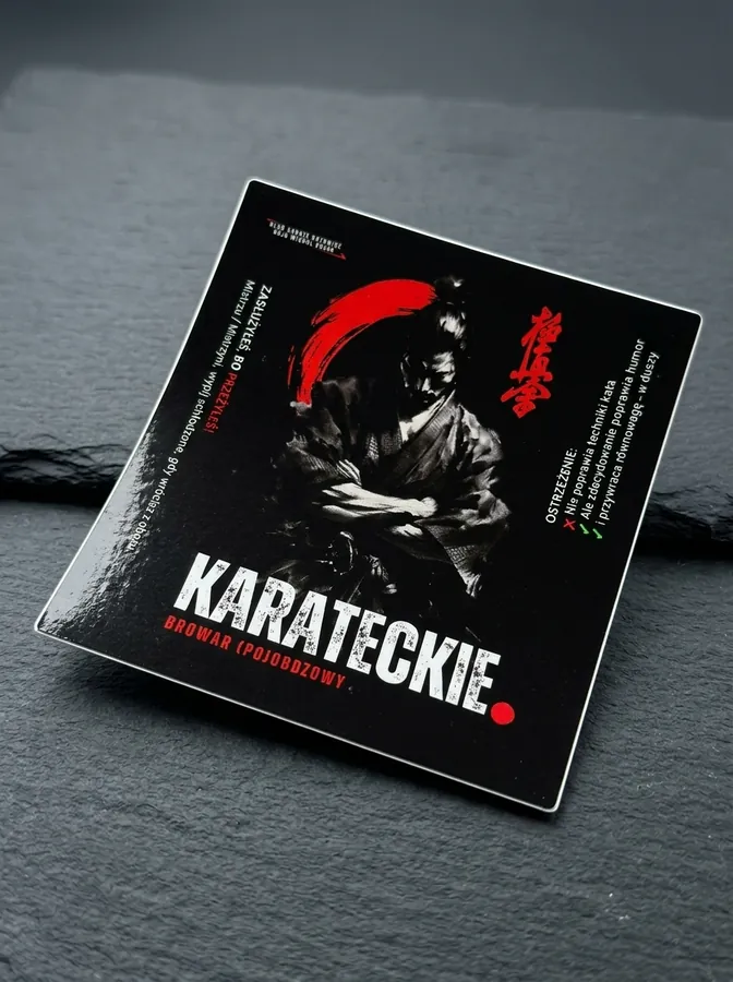 Czarna etykieta produktowa piwa Karateckie